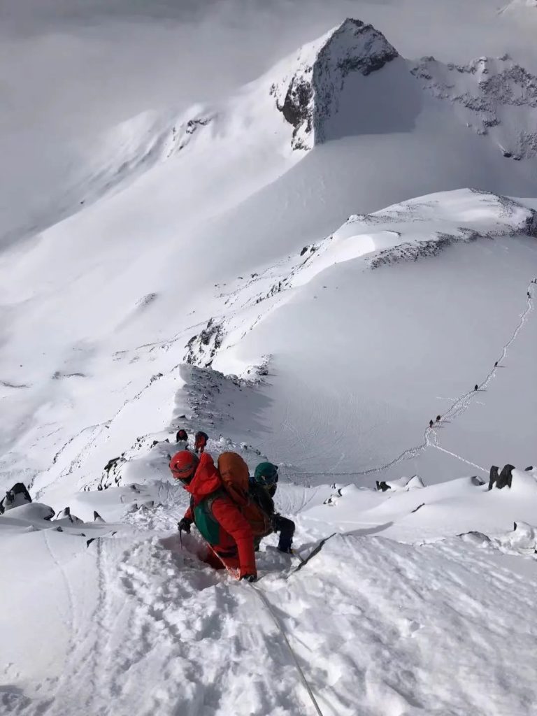 大玛雅峰山脊冲顶途中,向导与登山队员结组