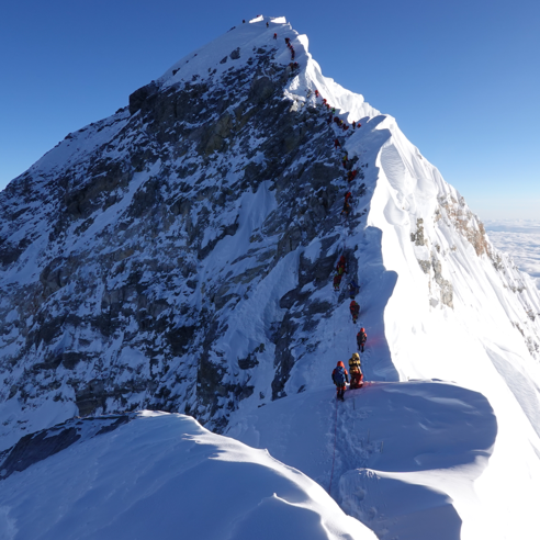 攀登珠峰南坡最险的一关是希拉里台阶，这是考验登山技术的地段。此处曾一块接近12米的垂直岩壁，如今已在地震后垮塌为岩坡。