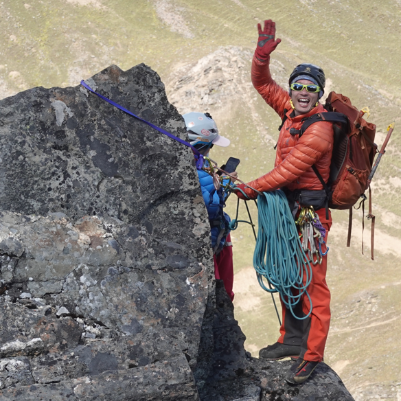 本课程是自由之巅针对高海拔岩石地形设计的攀登技术培训，登山者会穿戴冰爪、使用冰镐攀爬岩石地段。非常考验平衡和控制能力。