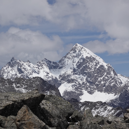 雪隆包是一座经典技术型雪山，是孟屯地区最高峰，也是我公司数位登山向导的故乡所在。