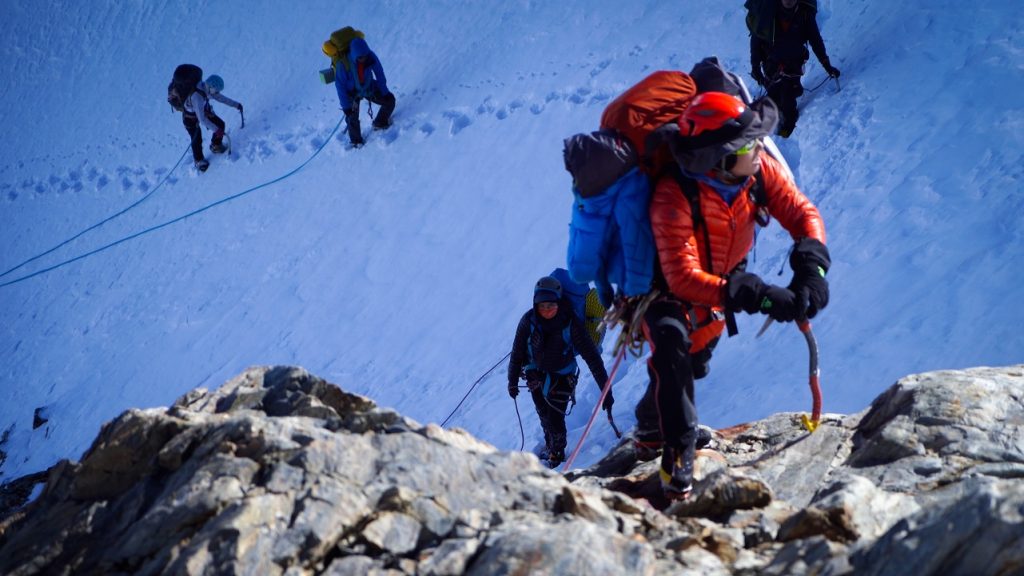 自由之巅2017年全公司出动进行中山峰攀登，队伍正在结组通过技术路段。